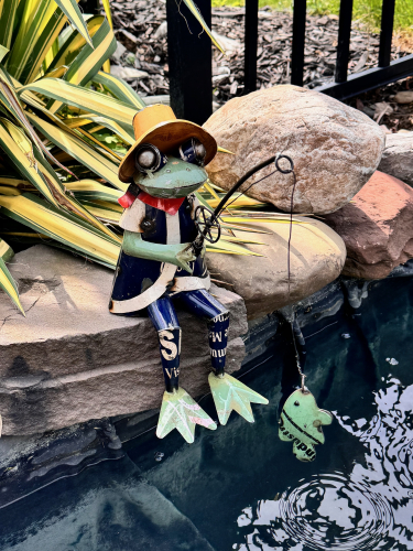 LOUIE FROG W/FISHING POLE & FISH